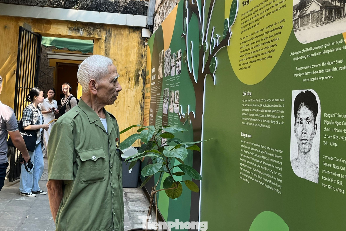 Ông Nguyễn Hà Long - cựu tù ở Phú Quốc - có mặt từ sớm để tham quan triển lãm. Với ông, tham gia triển lãm là dịp để ôn lại một thời quá khứ. Những thông tin, hình ảnh ở triển lãm gợi nhớ đến ngày tháng ông và đồng đội bị giam trong tù khổ cực vô cùng.