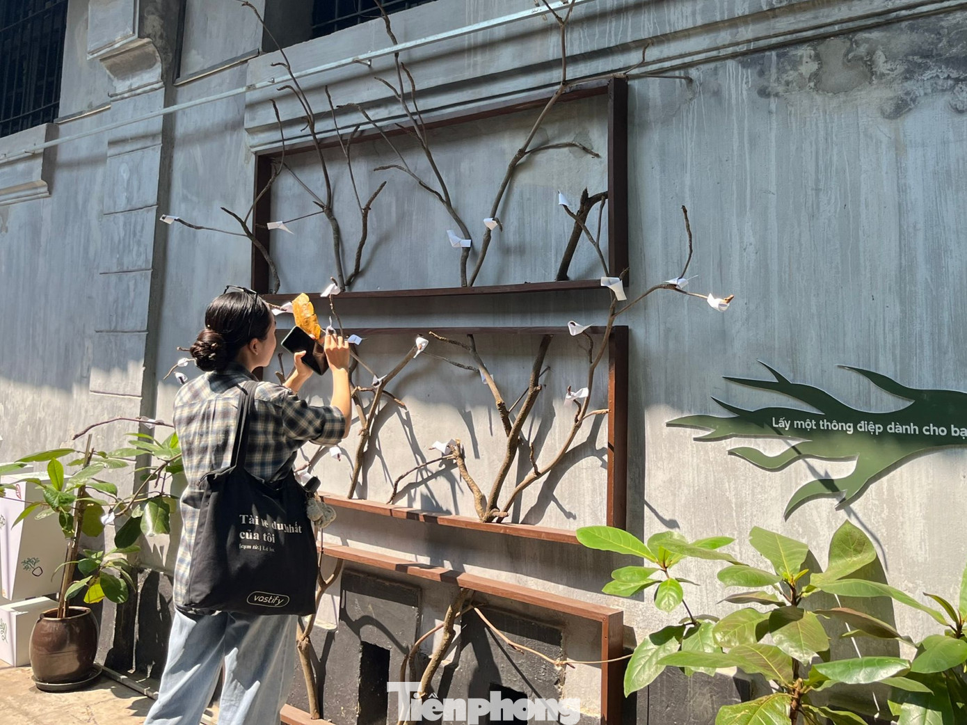 Trưng bày cũng có phần tương tác trực tiếp dành cho khách tham quan. Mỗi du khách có thể chọn cho mình một thông điệp về sự kiên cường, bất khuất... cho bản thân.