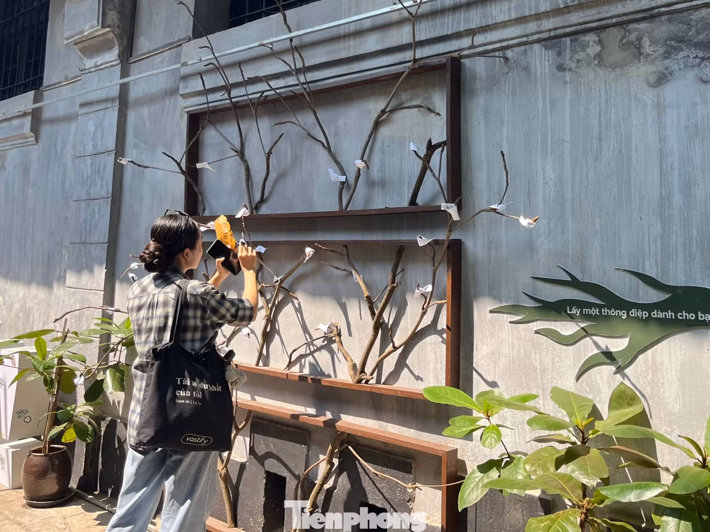 Trưng bày cũng có phần tương tác trực tiếp dành cho khách tham quan. Mỗi du khách có thể chọn cho mình một thông điệp về sự kiên cường, bất khuất... cho bản thân.