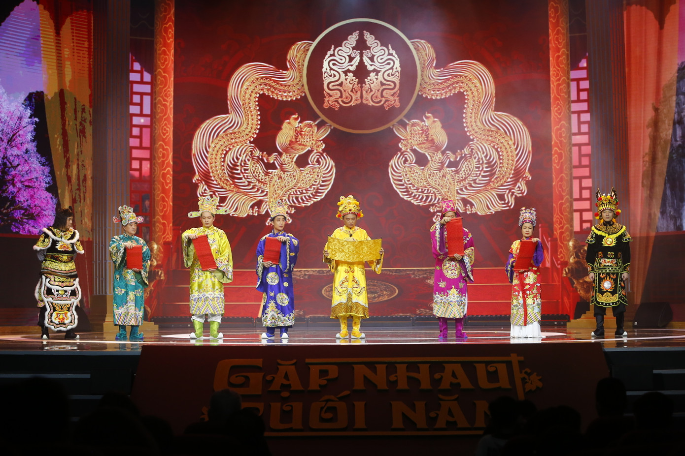 Kết thúc buổi vi hành, Ngọc Hoàng (NSƯT Quốc Khánh) như thường lệ yêu cầu các Táo giải trình về những sai phạm trong một năm qua. Phần thể hiện của dàn Táo mới được cho là không ấn tượng bởi họ chỉ xuất hiện ở cuối chương trình. Điều này phần nào khiến dàn Táo có phần lu mờ trước các tiểu phẩm trước đó. Một số khán giả vẫn mong muốn được thấy dàn diễn viên quen thuộc trên sân khấu Táo Quân các năm tiếp theo. Ảnh: VFC