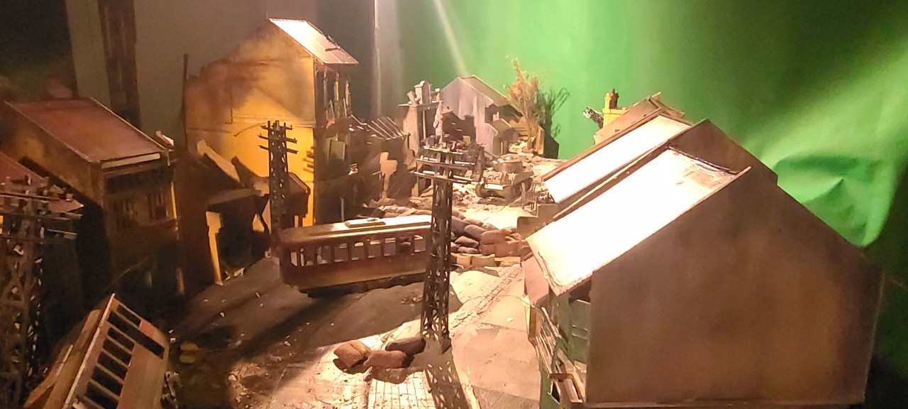 Phim được quay với bối cảnh thực kèm một vài hiệu ứng được xử lý trong mô hình khu phố cổ. Ảnh: ĐLPCC.