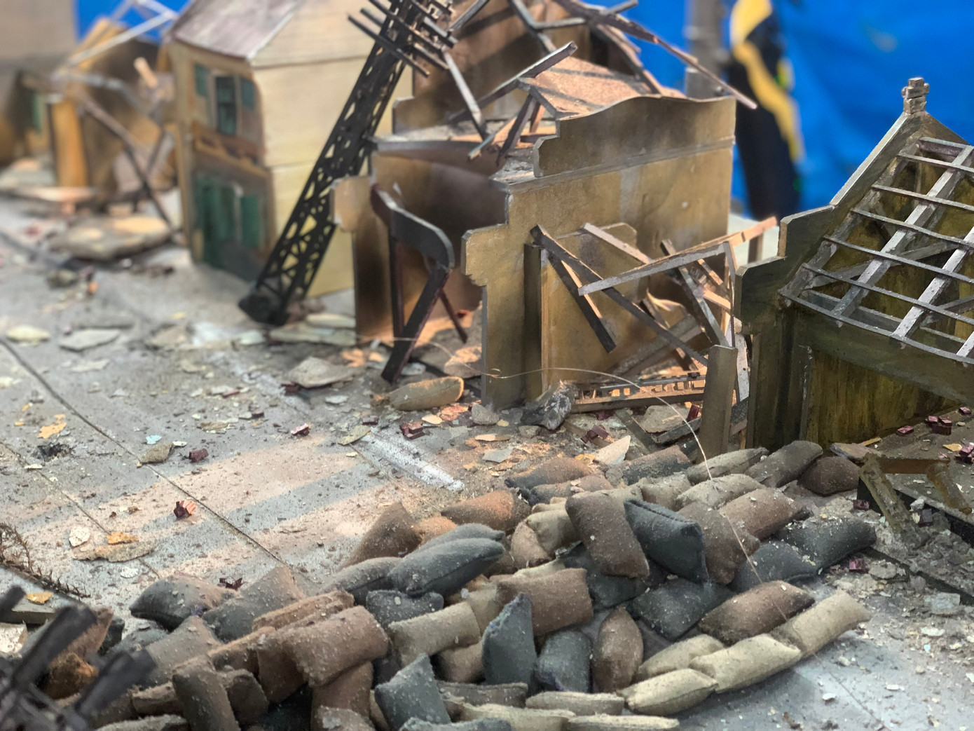 “Trong điện ảnh dựng bối cảnh là khâu quan trọng nhất tạo ra hiệu ứng tạo ra chất liệu tạo ra không gian. Xây dựng mới sau đó đập phá tạo hiệu quả cũ, rêu mốc, khói bụi. Chúng tôi mất nhiều công sức và thời gian để dựng cảnh”, họa sĩ Vũ Viết Hưng chia sẻ.