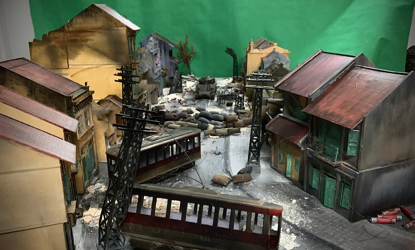 Với một bộ phim lịch sử và đề tài chiến tranh lại có kinh phí hạn hẹp, ê-kíp sáng tác phải bàn bạc thảo luận kỹ càng để xây dựng bối cảnh. Những ngôi nhà, những mảng tường, con ngõ... phải được tính toán kỹ lưỡng để không gây lãng phí.