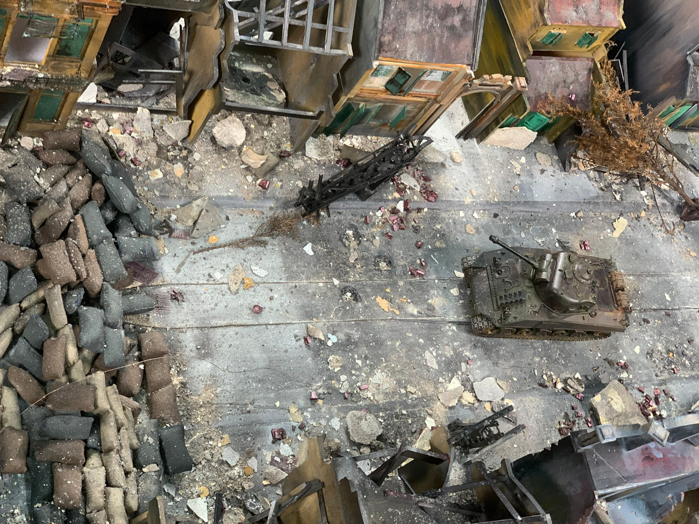 Với kinh phí hạn hẹp, ê-kíp sáng tác phải bàn bạc thảo luận kỹ càng để tránh gây lãng phí.