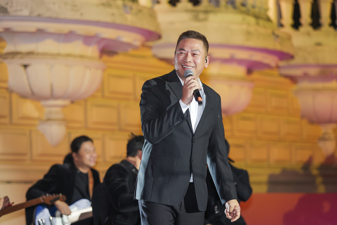 Nghệ sĩ Bách Nguyễn mang đến Chú voi con ở bản Đôn với bản phối mới khuấy động không gian Vườn âm nhạc tối 3/3.