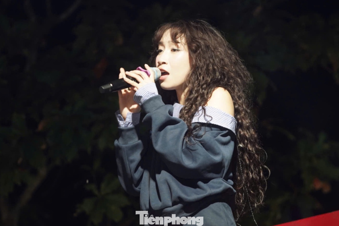 Sân khấu đặc biệt này được đặt ở giao lộ Hàng Khay cũng là điểm kết thúc của Lễ diễu hành. Khán giả được thưởng thức 2 tác phẩm bùng nổ tại sân khấu trên cao đến từ hai ban nhạc đại diện cho thế hệ nghệ sĩ, ca sĩ trẻ đầy nhiệt huyết. Họ luôn là người mang đến năng lượng tươi mới cho dòng chảy nghệ thuật sáng tạo. Lễ khai mạc trước khi khép lại với những ca khúc sôi động của giới trẻ đã có phần mở màn trang nghiêm với những lời gửi gắm, khơi gợi cảm hứng sáng tác đến từ các nhà quản lý.