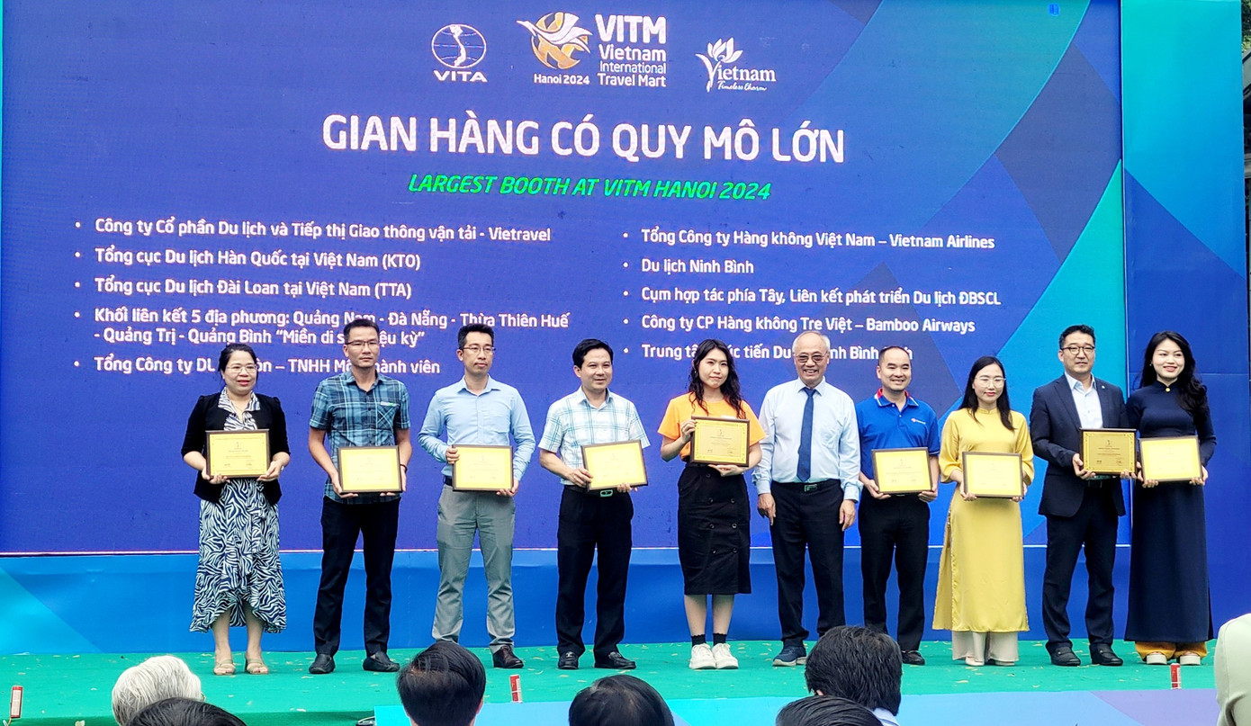 Ông Vũ Thế Bình - Chủ tịch Hiệp hội du lịch Việt Nam - trao kỷ niệm chương cho đơn vị đạt giải thưởng gian hàng có quy mô lớn nhất.