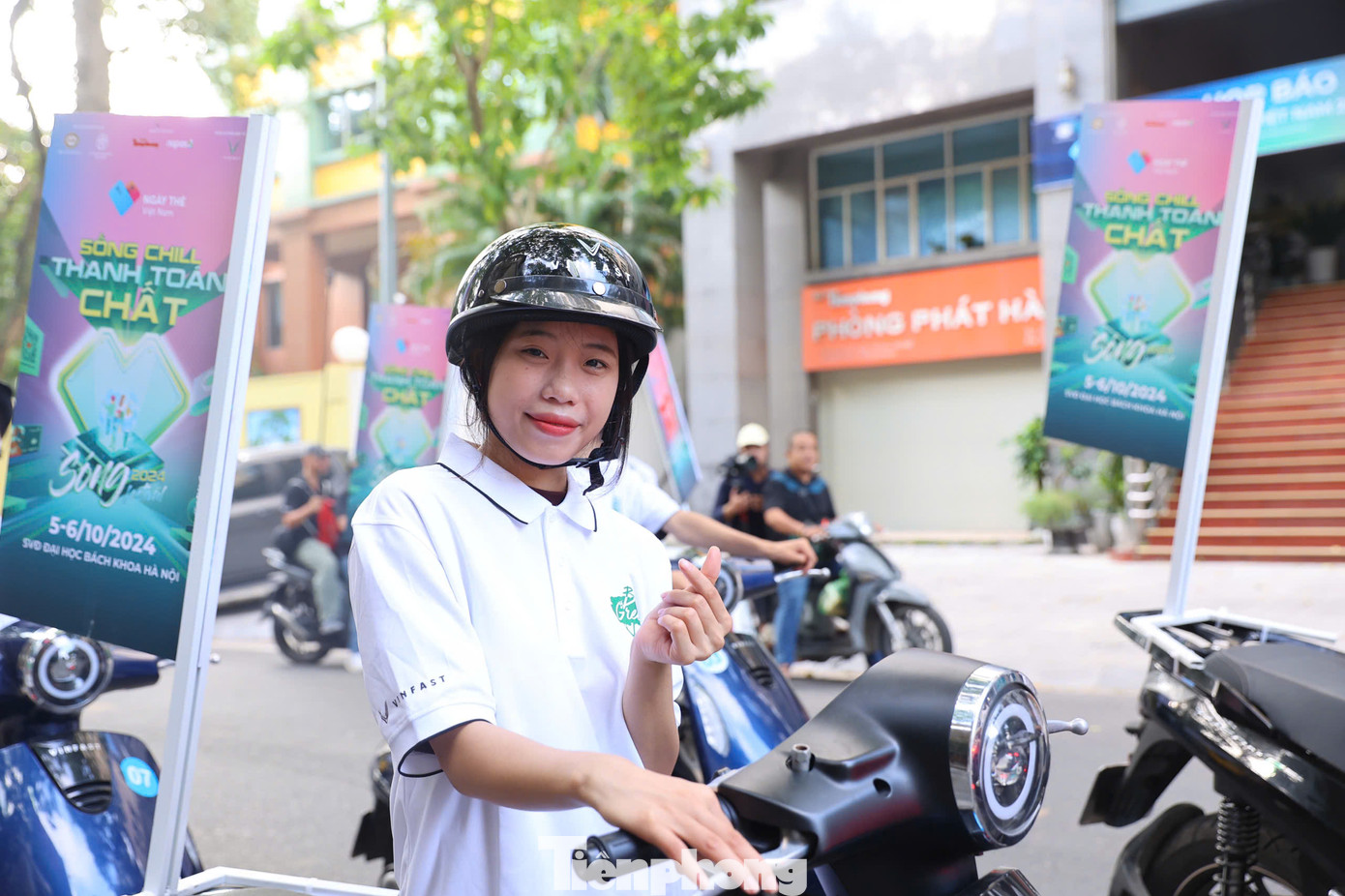 Chuỗi sự kiện Ngày Thẻ Việt Nam 2024 còn có tọa đàm hướng nghiệp dành cho gần 1.000 sinh viên tại Trường Đại học Kinh tế quốc dân (ngày 4/10) về chủ đề Quản lý tài chính cá nhân, cơ hội việc làm trong ngành tài chính ngân hàng.