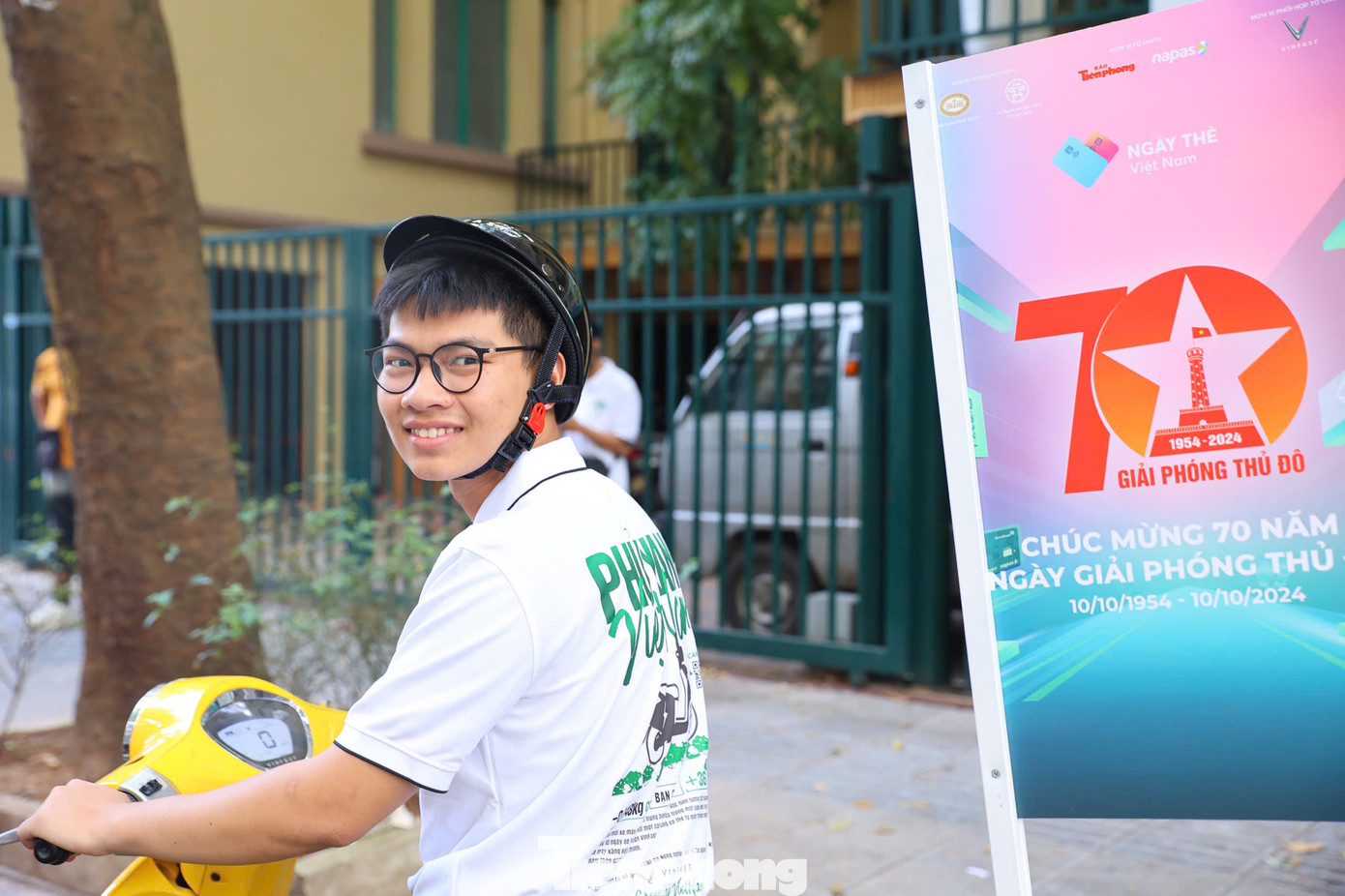 Bạn Nguyễn Hiếu (22 tuổi, Hà Nội) hào hứng tham gia đoàn roadshow của Ngày Thẻ Việt Nam 2024. "Đây là sự kiện thú vị, thu hút nhiều bạn trẻ, sinh viên như tôi tham gia. Việc lựa chọn xe điện để diễu hành cũng là giải pháp thân thiện với môi trường", Hiếu nói.