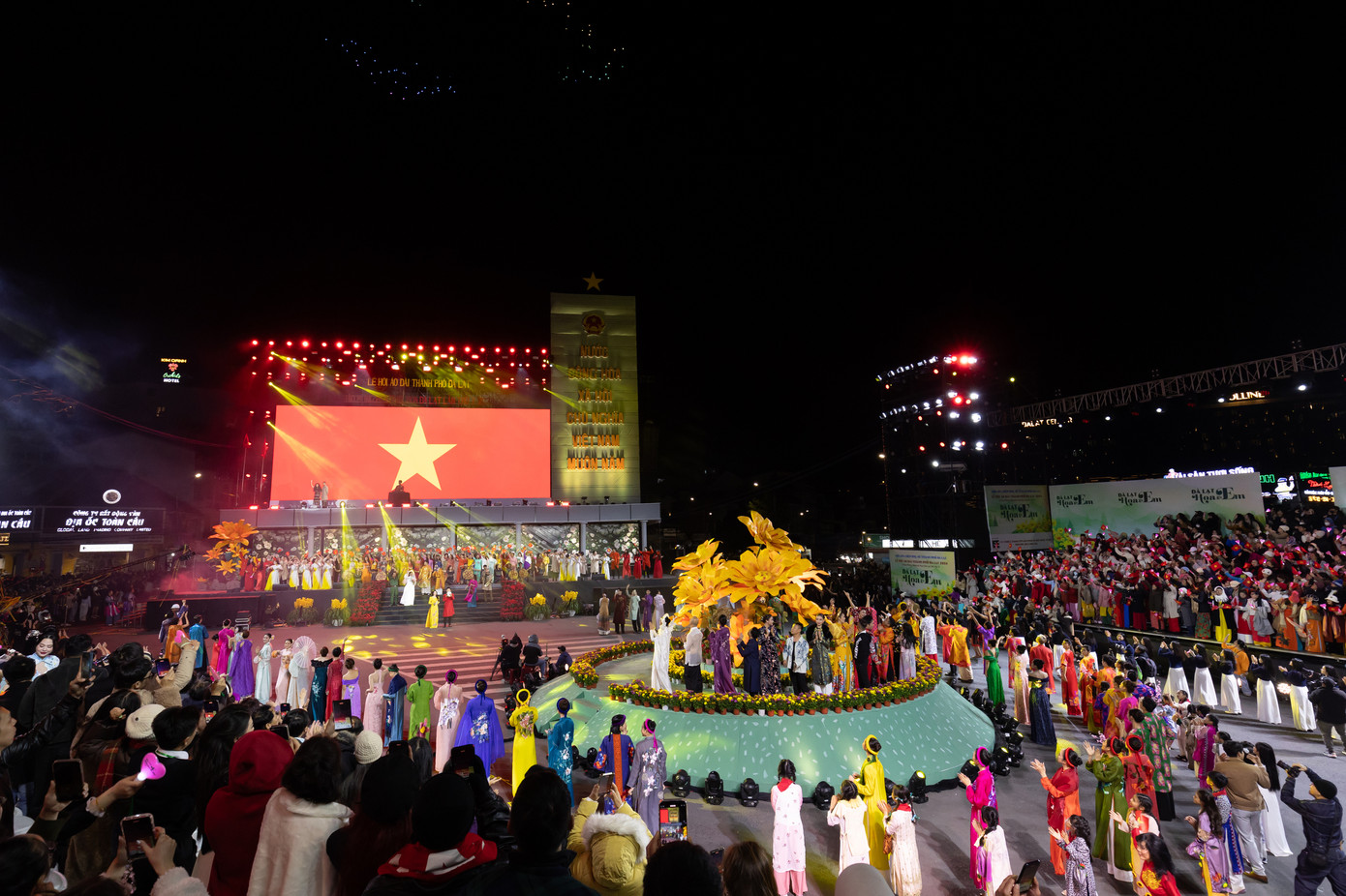 Chương trình thu hút hàng vạn người tham dự, thưởng thức.