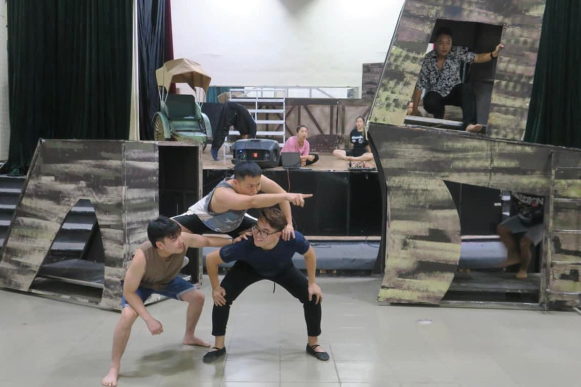 Diễn viên của Đoàn Ca múa Hải Phòng hăng say luyện tập cho vở nhạc kịch Bỉ vỏ. Diễn viên của Đoàn Ca múa Hải Phòng hăng say luyện tập cho vở nhạc kịch Bỉ vỏ.