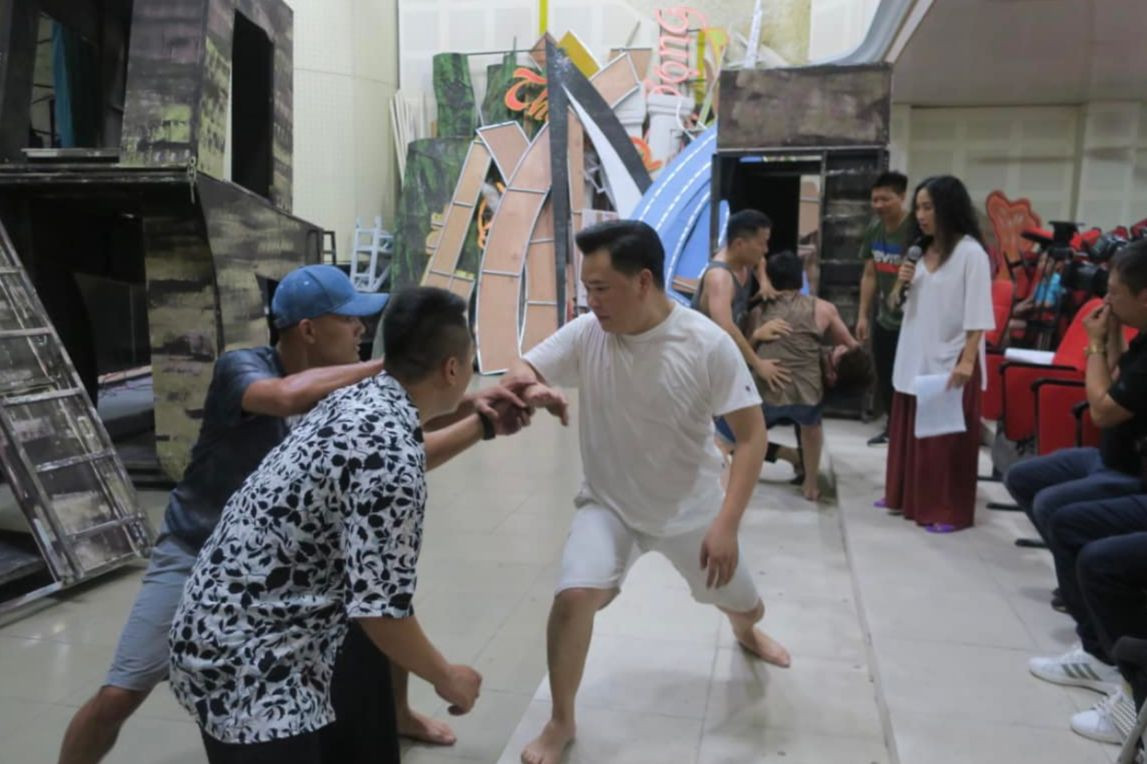 Diễn viên của Đoàn Ca múa Hải Phòng hăng say luyện tập cho vở nhạc kịch Bỉ vỏ. Diễn viên của Đoàn Ca múa Hải Phòng hăng say luyện tập cho vở nhạc kịch Bỉ vỏ.