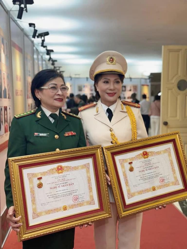 Nghệ sĩ Hương Dung (trái) được trao danh hiệu NSND dịp này.