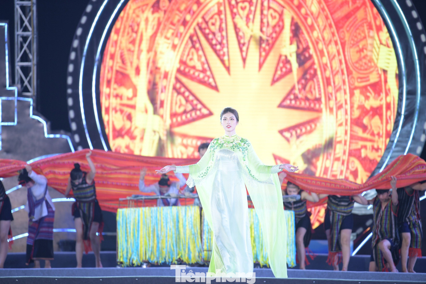 Bộ sưu tập áo dài Thoáng Tây Bắc có màu sắc nhẹ nhàng, dịu dàng gợi nhớ đến khung cảnh hùng vĩ nhưng không kém phần trữ tình của vùng núi Tây Bắc. Bộ sưu tập là sự kết hợp của lụa cùng tơ voan bay bổng. Á hậu Nguyễn Lê Ngọc Thảo khoe được những sải bước đầy cá tính.