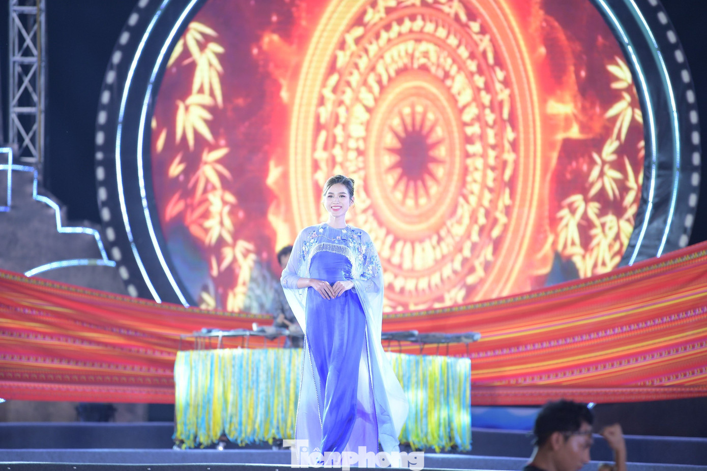 HHVN 2020 Đỗ Thị Hà khép lại màn trình diễn với tà áo dài tím đầy mộng mơ. Sân khấu sáng bừng theo từng bước chân của Hoa hậu Đỗ Thị Hà.
