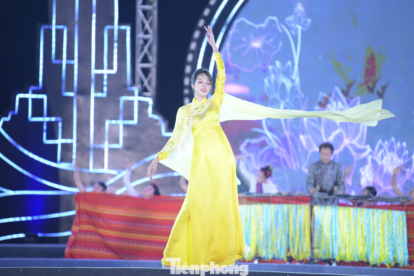 Màn trình diễn áo dài thuộc bộ sưu tập Thoáng Tây Bắc có sự tham gia của HHVN 2022 Huỳnh Thị Thanh Thủy, Á hậu 2 HHVN 2022 Lê Nguyễn Ngọc Hằng, HHVN 2020 Đỗ Thị Hà, Á hậu 2 HHVN 2020 Nguyễn Lê Ngọc Thảo và Hoa khôi Huỳnh Thúy Vi. HHVN 2022 Huỳnh Thị Thanh Thủy xuất hiện nổi bật trong tà áo dài màu vàng rạng rỡ.