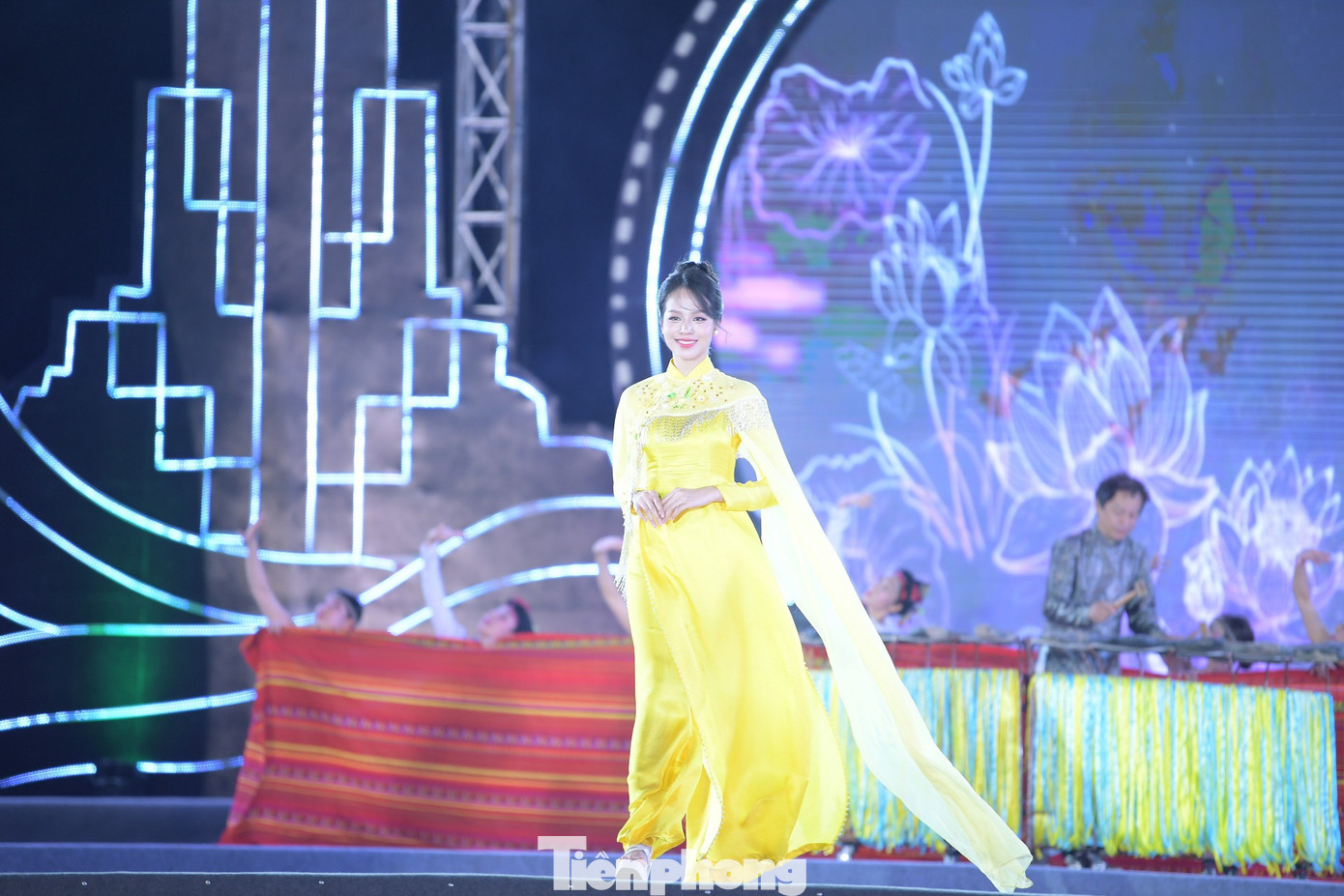 Với tinh thần hội tụ di sản, những người thực hiện đan xen màn trình diễn áo dài độc đáo. Trên nền hòa tấu đàn đá, kèn đá và các nhạc cụ dân tộc do NSND Thanh Hải hòa âm, phối khí các hoa hậu, á hậu xuất hiện thướt tha trong tà áo dài của NTK Ngô Nhật Huy.