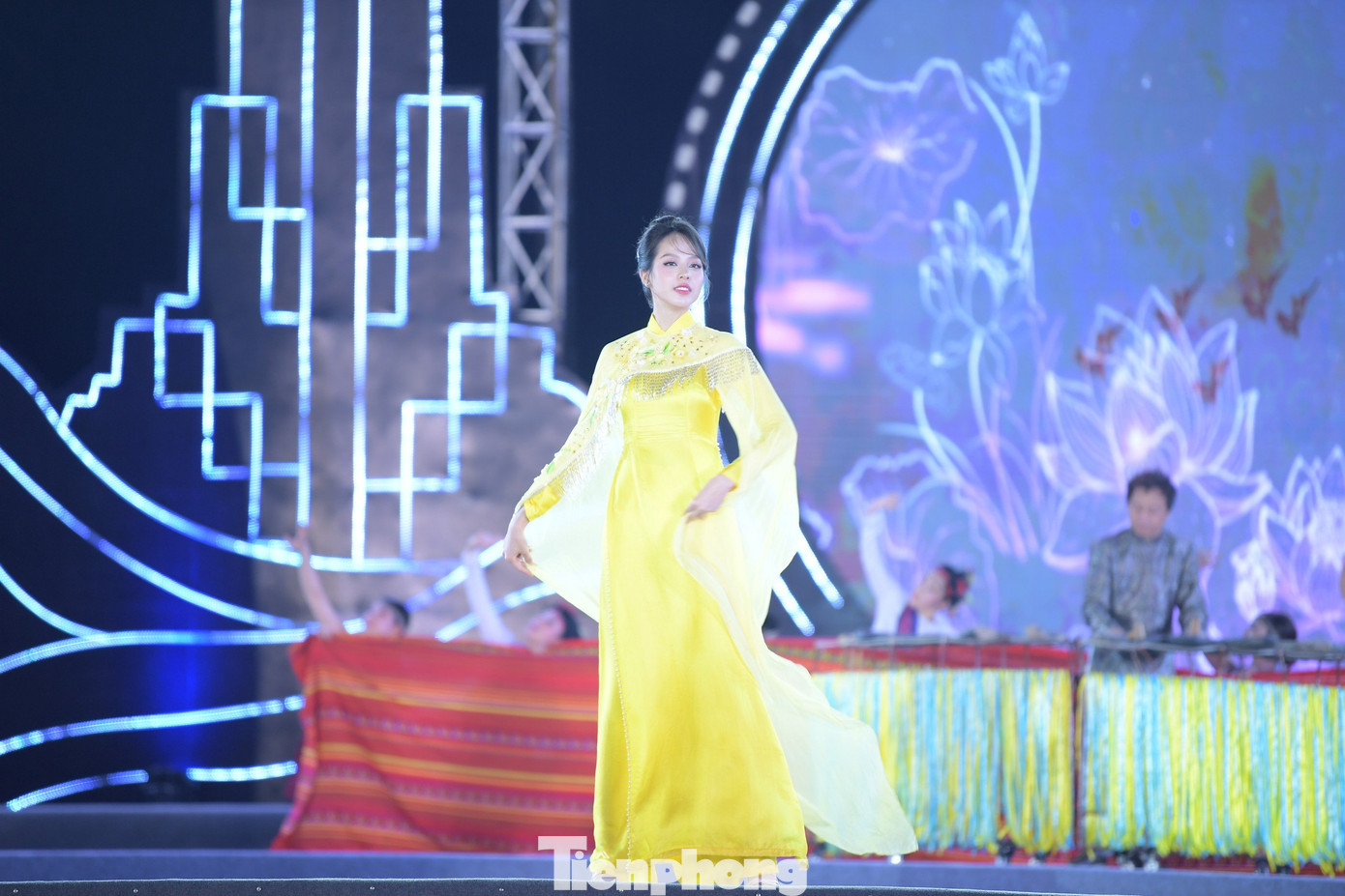 Với tinh thần hội tụ di sản, những người thực hiện đan xen màn trình diễn áo dài độc đáo. Trên nền hòa tấu đàn đá, kèn đá và các nhạc cụ dân tộc do NSND Thanh Hải hòa âm, phối khí các hoa hậu, á hậu xuất hiện thướt tha trong tà áo dài của NTK Ngô Nhật Huy.