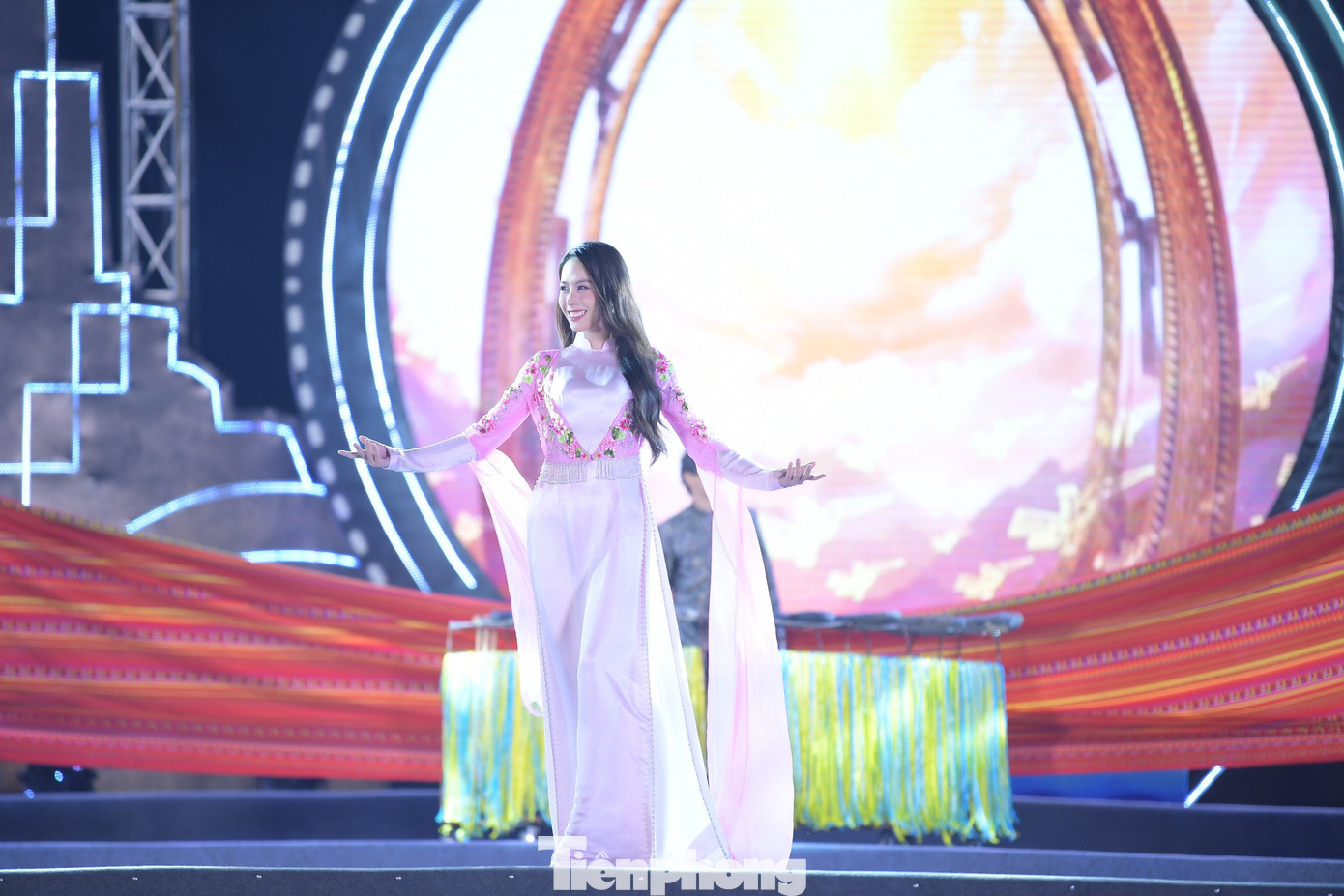 Á hậu 2 HHVN 2022, Á hậu 2 Hoa hậu Liên lục địa 2023 Lê Nguyễn Ngọc Hằng tươi tắn bước ra sân khấu trong tà áo dài hồng dịu dàng.