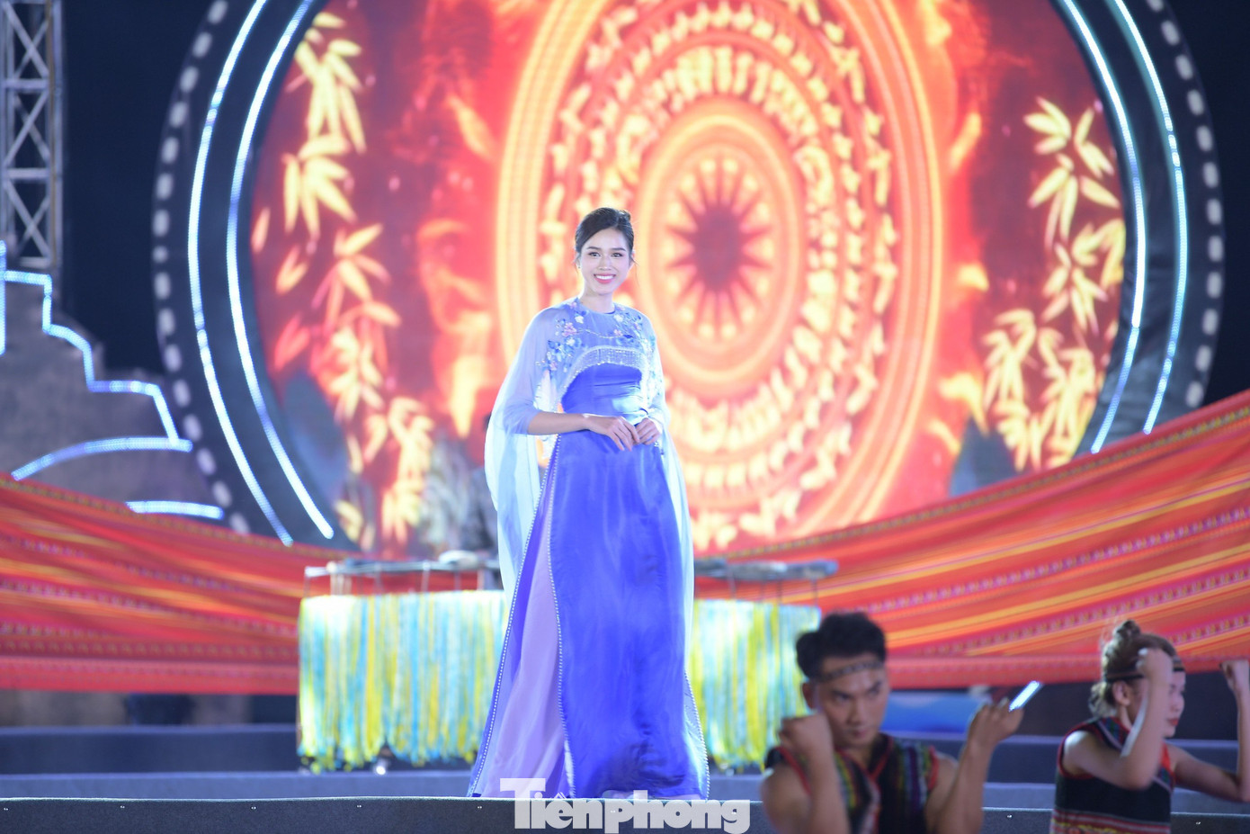 Với tinh thần hội tụ di sản, những người thực hiện đan xen màn trình diễn áo dài độc đáo. Trên nền hòa tấu đàn đá, kèn đá và các nhạc cụ dân tộc, Hoa hậu Việt Nam 2022 (HHVN) Huỳnh Thị Thanh Thủy, HHVN 2020 Đỗ Thị Hà, Á hậu 2 HHVN 2022, Á hậu 2 Hoa hậu Liên lục địa 2023, Á hậu HHVN 2020 Nguyễn Lê Ngọc Thảo, Hoa khôi Huỳnh Thúy Vi thướt tha trong tà áo dài của bộ sưu tập Thoáng Tây Bắc.