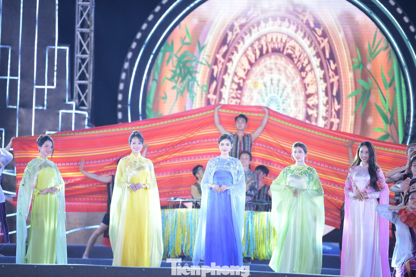 Với tinh thần hội tụ di sản, những người thực hiện đan xen màn trình diễn áo dài độc đáo. Trên nền hòa tấu đàn đá, kèn đá và các nhạc cụ dân tộc, Hoa hậu Việt Nam 2022 (HHVN) Huỳnh Thị Thanh Thủy, HHVN 2020 Đỗ Thị Hà, Á hậu 2 HHVN 2022, Á hậu 2 Hoa hậu Liên lục địa 2023, Á hậu HHVN 2020 Nguyễn Lê Ngọc Thảo, Hoa khôi Huỳnh Thúy Vi thướt tha trong tà áo dài của bộ sưu tập Thoáng Tây Bắc.