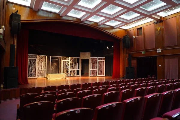 Rạp biểu diễn của Nhà hát Kịch Việt Nam chỉ gồm 182 chỗ ngồi.