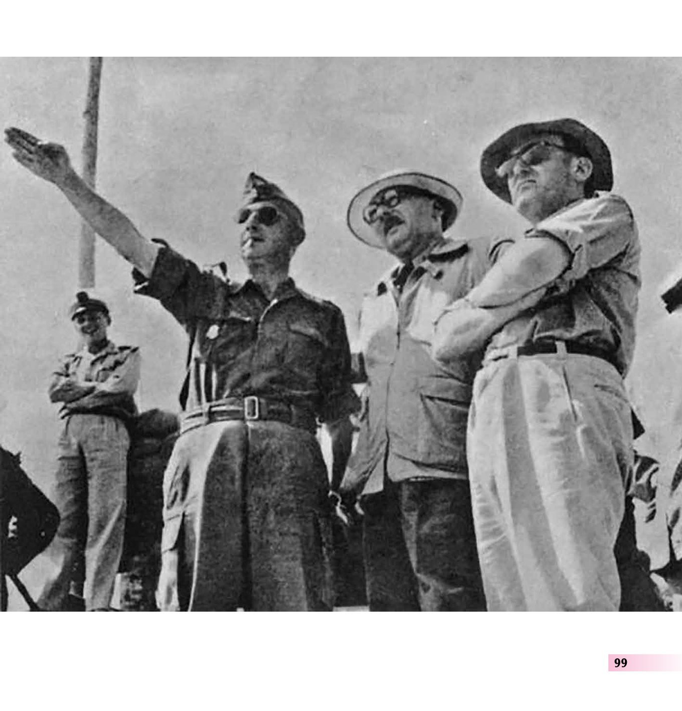 Những bức ảnh, tư liệu trong cuốn sách được sưu tầm từ nhiều nguồn khác nhau và nhận sự tư vấn, giúp đỡ của các chuyên gia về quân sự, về ngoại giao và nhiều học giả, nhà báo, nhà nhiếp ảnh quốc tế. Những bức ảnh, tư liệu trong cuốn sách được sưu tầm từ nhiều nguồn khác nhau và nhận sự tư vấn, giúp đỡ của các chuyên gia về quân sự, về ngoại giao và nhiều học giả, nhà báo, nhà nhiếp ảnh quốc tế.