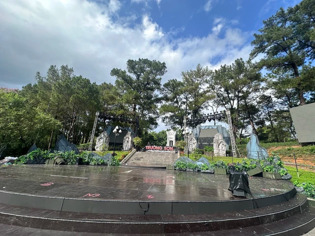 Nghĩa trang Trường Sơn nơi thực hiện chương trình truyền hình trực tiếp Trường Sơn - Chân trần chí thép. Nghĩa trang Trường Sơn nơi thực hiện chương trình truyền hình trực tiếp Trường Sơn - Chân trần chí thép.