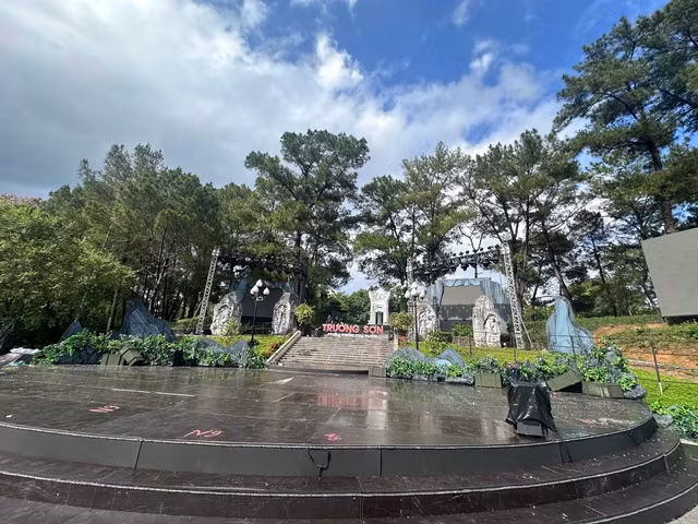 Nghĩa trang Trường Sơn nơi thực hiện chương trình truyền hình trực tiếp Trường Sơn - Chân trần chí thép. Nghĩa trang Trường Sơn nơi thực hiện chương trình truyền hình trực tiếp Trường Sơn - Chân trần chí thép.
