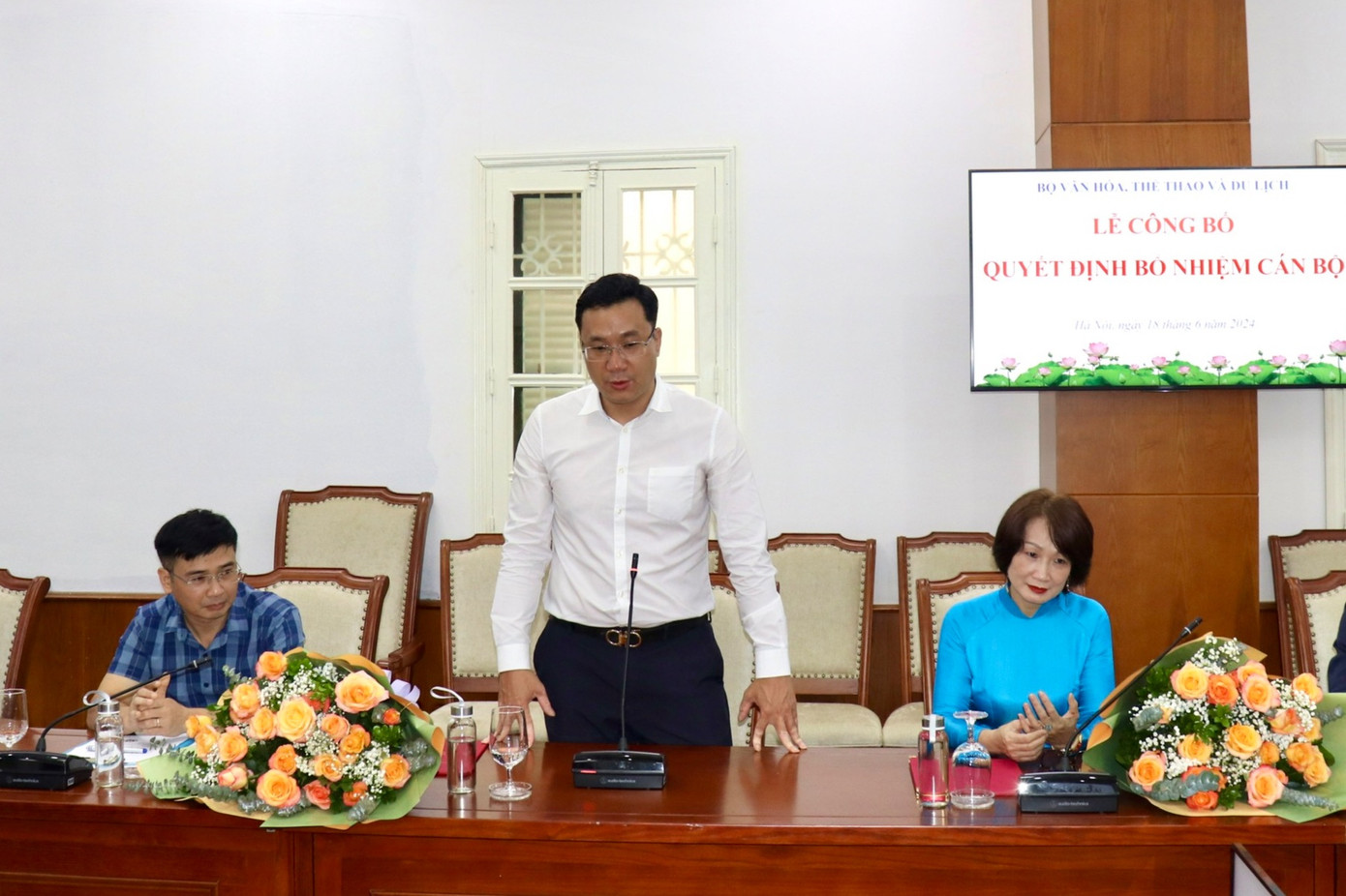 Tân Phó cục trưởng Cục Nghệ thuật biểu diễn Hà Minh Thắng phát biểu nhậm chức. Tân Phó cục trưởng Cục Nghệ thuật biểu diễn Hà Minh Thắng phát biểu nhậm chức.