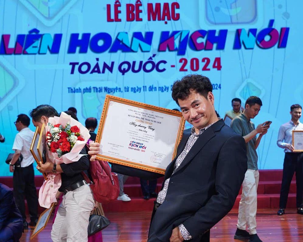 Đêm trắng đem về cho Nhà hát Kịch Việt Nam 4 huy chương Vàng, trong đó có một huy chương Vàng vở diễn và 3 huy chương Vàng cho diễn viên. Đêm trắng đem về cho Nhà hát Kịch Việt Nam 4 huy chương Vàng, trong đó có một huy chương Vàng vở diễn và 3 huy chương Vàng cho diễn viên.