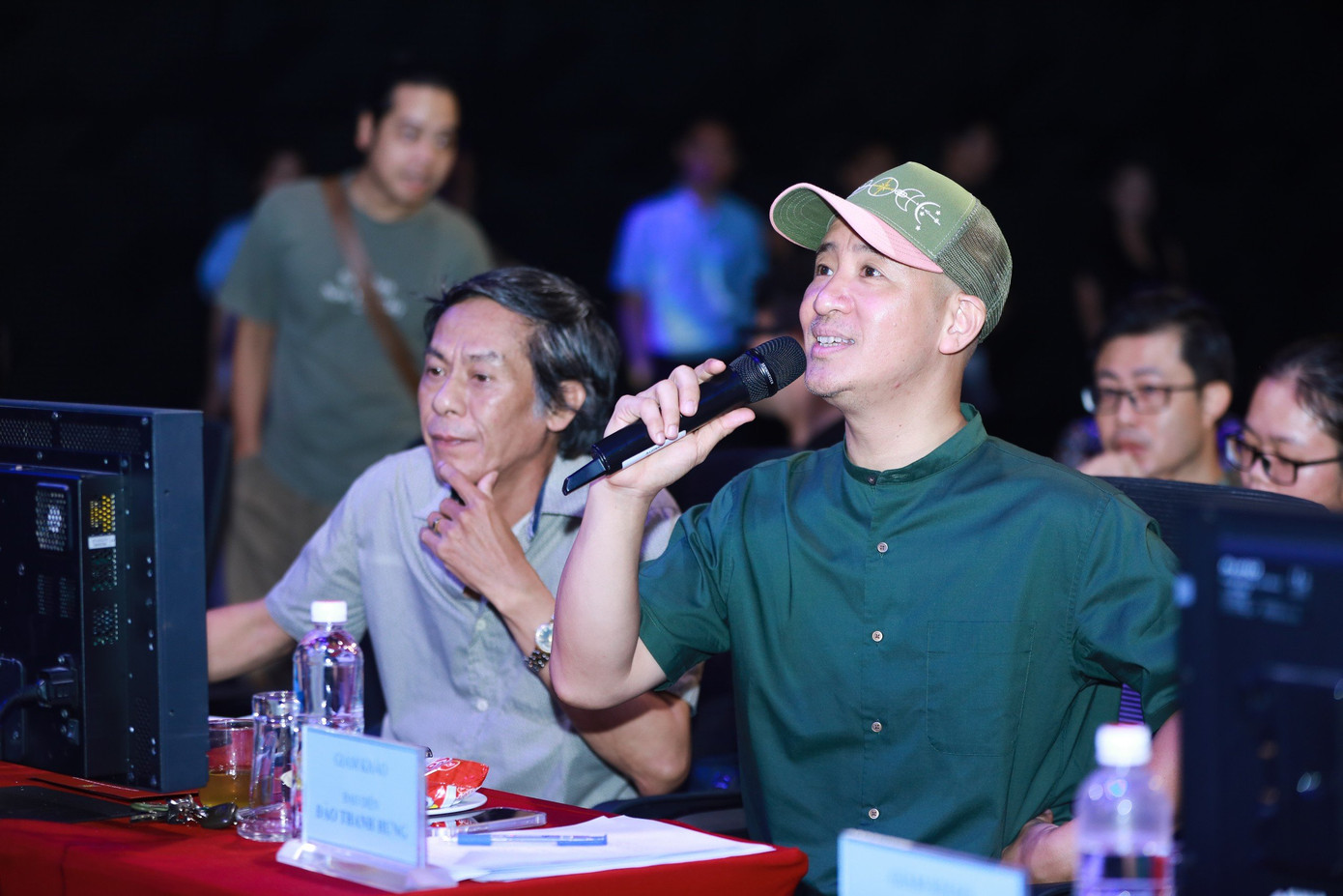 Hà Nội trong mắt em do Đào Thanh Hưng (phải) viết kịch bản và làm đạo diễn. Hà Nội trong mắt em do Đào Thanh Hưng (phải) viết kịch bản và làm đạo diễn.