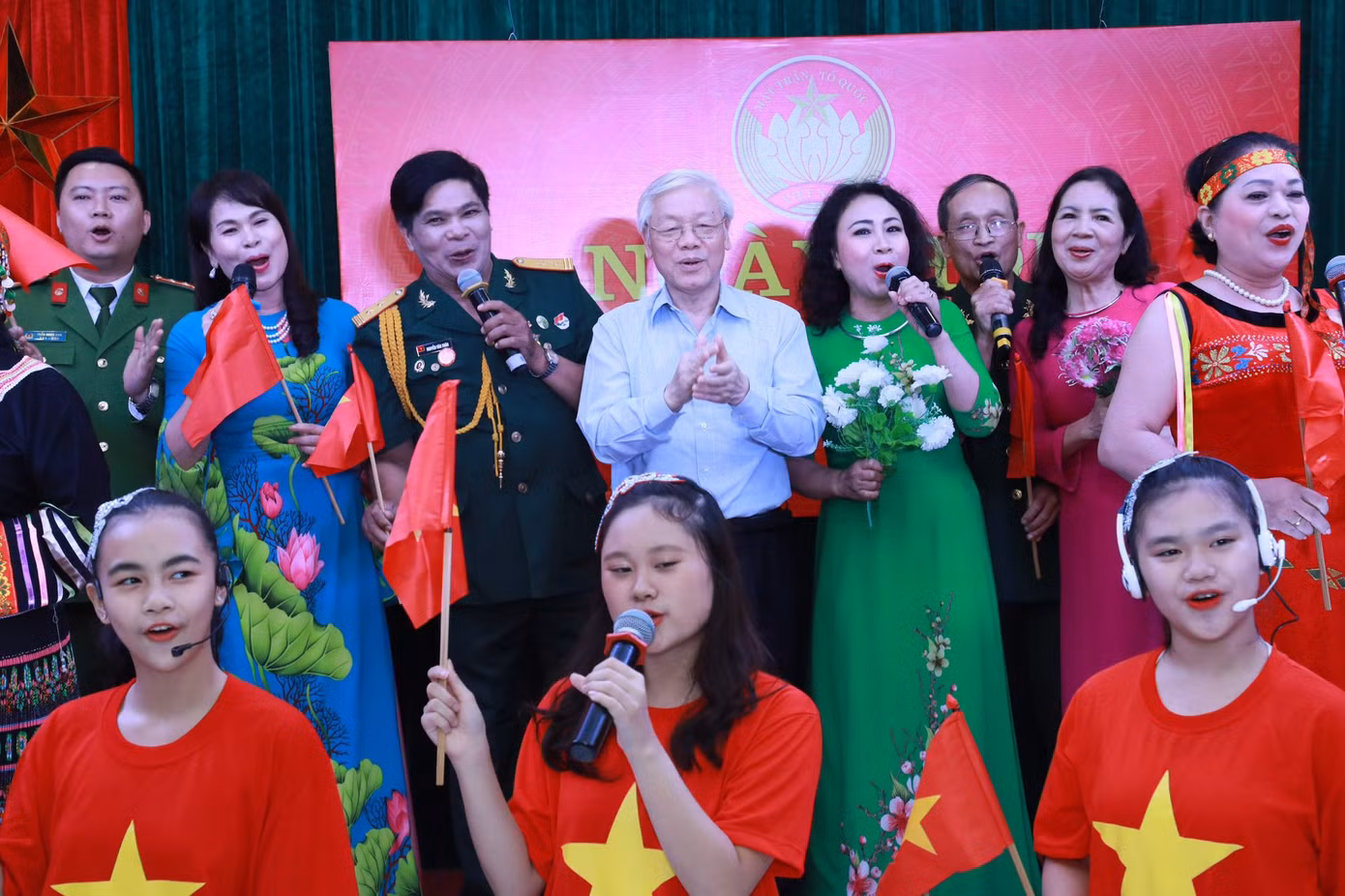 Tổng Bí thư Nguyễn Phú Trọng cùng cán bộ, người dân địa bàn dân cư số 8 phường Nguyễn Du, Quận Hai Bà Trưng hát vang bài ca Kết đoàn trong Ngày hội Đại đoàn kết toàn dân tộc được tổ chức tháng 11/2018.