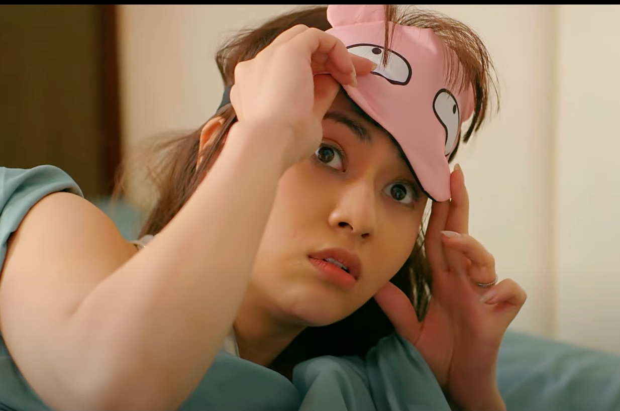 Hân (Việt Hoa) bất ngờ khi thấy mẹ chồng xuất hiện trong phòng.