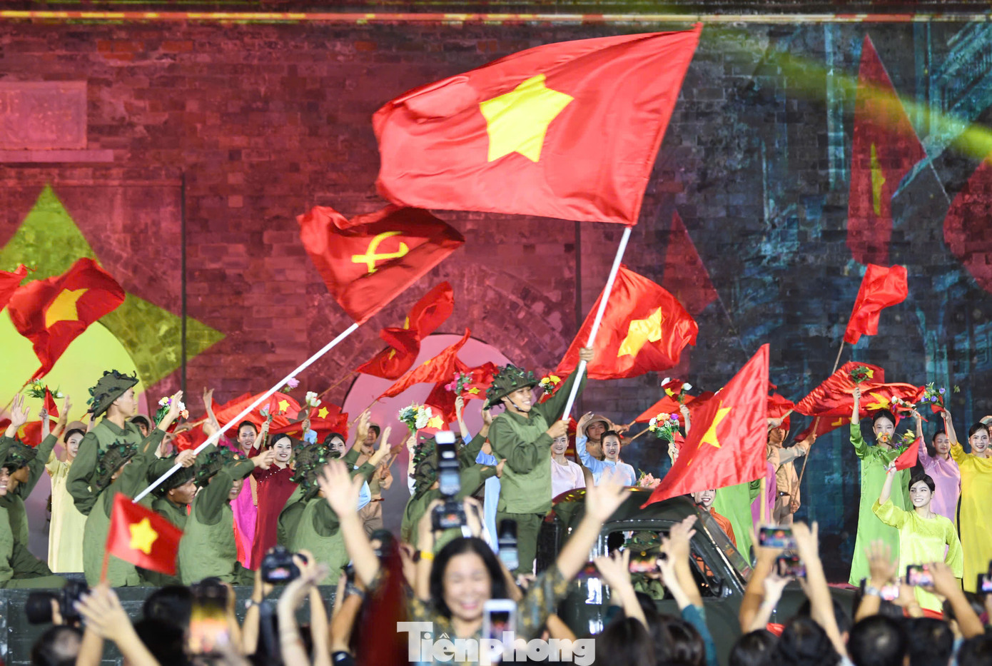 Thông qua Hà Nội - Bản hùng ca phố, ê-kíp sản xuất chương trình mong muốn khán giả ngày càng yêu và tự hào hơn về Thủ đô Hà Nội. Và từ tình yêu ấy mọi người có thể làm được rất nhiều điều, dù nhỏ bé, cho mảnh đất nghìn năm tuổi. Thông qua Hà Nội - Bản hùng ca phố, ê-kíp sản xuất chương trình mong muốn khán giả ngày càng yêu và tự hào hơn về Thủ đô Hà Nội. Và từ tình yêu ấy mọi người có thể làm được rất nhiều điều, dù nhỏ bé, cho mảnh đất nghìn năm tuổi.