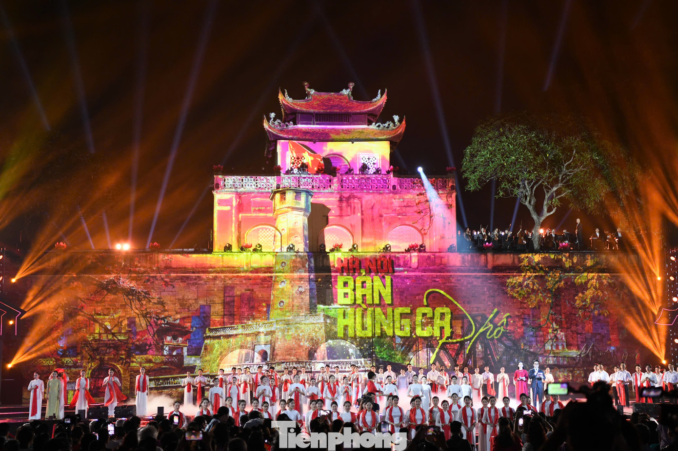 Chương trình gồm 3 chương Trận địa trong thành phố, 9 năm rừng lòng vẫn Thủ đô, Bài ca Hà Nộiđưa khán giả trở lại với những câu chuyện lịch sử về Hà Nội, về nơi đầu tiên nổ ra tiếng súng báo hiệu trận chiến lớn của toàn dân tộc. Chương trình gồm 3 chương Trận địa trong thành phố, 9 năm rừng lòng vẫn Thủ đô, Bài ca Hà Nộiđưa khán giả trở lại với những câu chuyện lịch sử về Hà Nội, về nơi đầu tiên nổ ra tiếng súng báo hiệu trận chiến lớn của toàn dân tộc.