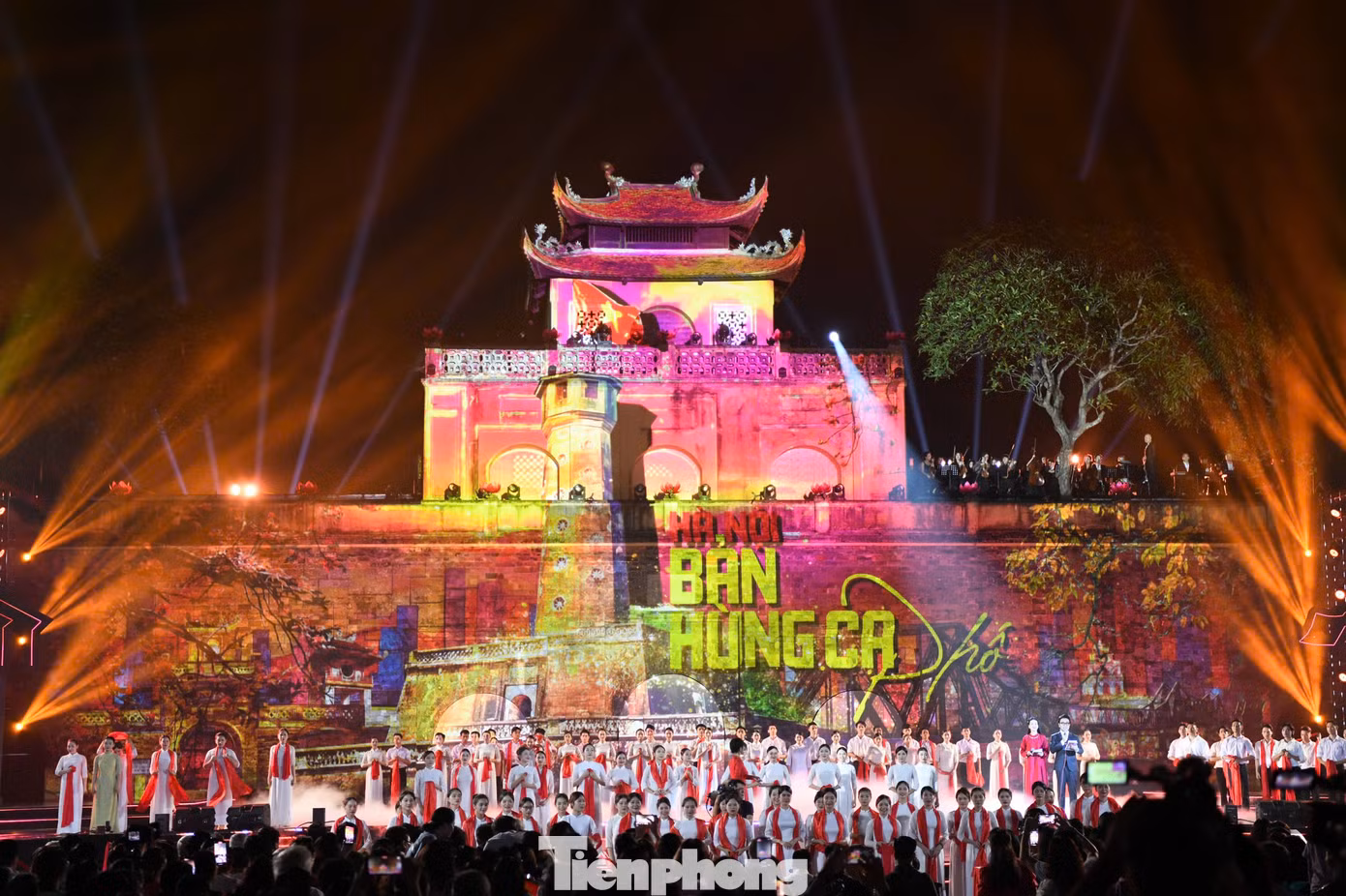 Chương trình gồm 3 chương Trận địa trong thành phố, 9 năm rừng lòng vẫn Thủ đô, Bài ca Hà Nộiđưa khán giả trở lại với những câu chuyện lịch sử về Hà Nội, về nơi đầu tiên nổ ra tiếng súng báo hiệu trận chiến lớn của toàn dân tộc.