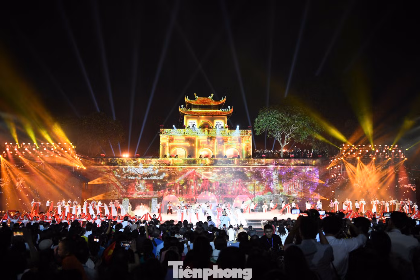 Không gian âm nhạc trong chương trình được gợi mở qua giọng ca của nhiều nghệ sĩ nổi tiếng như diva Hồng Nhung, NSND Tấn Minh, NSƯT Đăng Dương, NSƯT Việt Hoàn, Trọng Tấn, Phạm Thu Hà, Bảo Trâm, Tạ Quang Thắng, Đông Hùng…