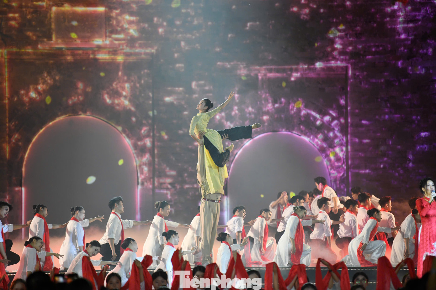 Trong chương trình, khán giả được gặp gỡ ông Nguyễn Văn An - nguyên Chủ tịch Quốc hội - một trong những chiến sĩ tự vệ trẻ tuổi nhất Nhà máy điện Bờ Hồ, NSƯT Phùng Đệ - nhà quay phim chiến trường kỳ cựu, bà Phạm Thị Viễn - nữ tự vệ 22 tuổi của Nhà máy cơ khí Mai Động… Trong chương trình, khán giả được gặp gỡ ông Nguyễn Văn An - nguyên Chủ tịch Quốc hội - một trong những chiến sĩ tự vệ trẻ tuổi nhất Nhà máy điện Bờ Hồ, NSƯT Phùng Đệ - nhà quay phim chiến trường kỳ cựu, bà Phạm Thị Viễn - nữ tự vệ 22 tuổi của Nhà máy cơ khí Mai Động…