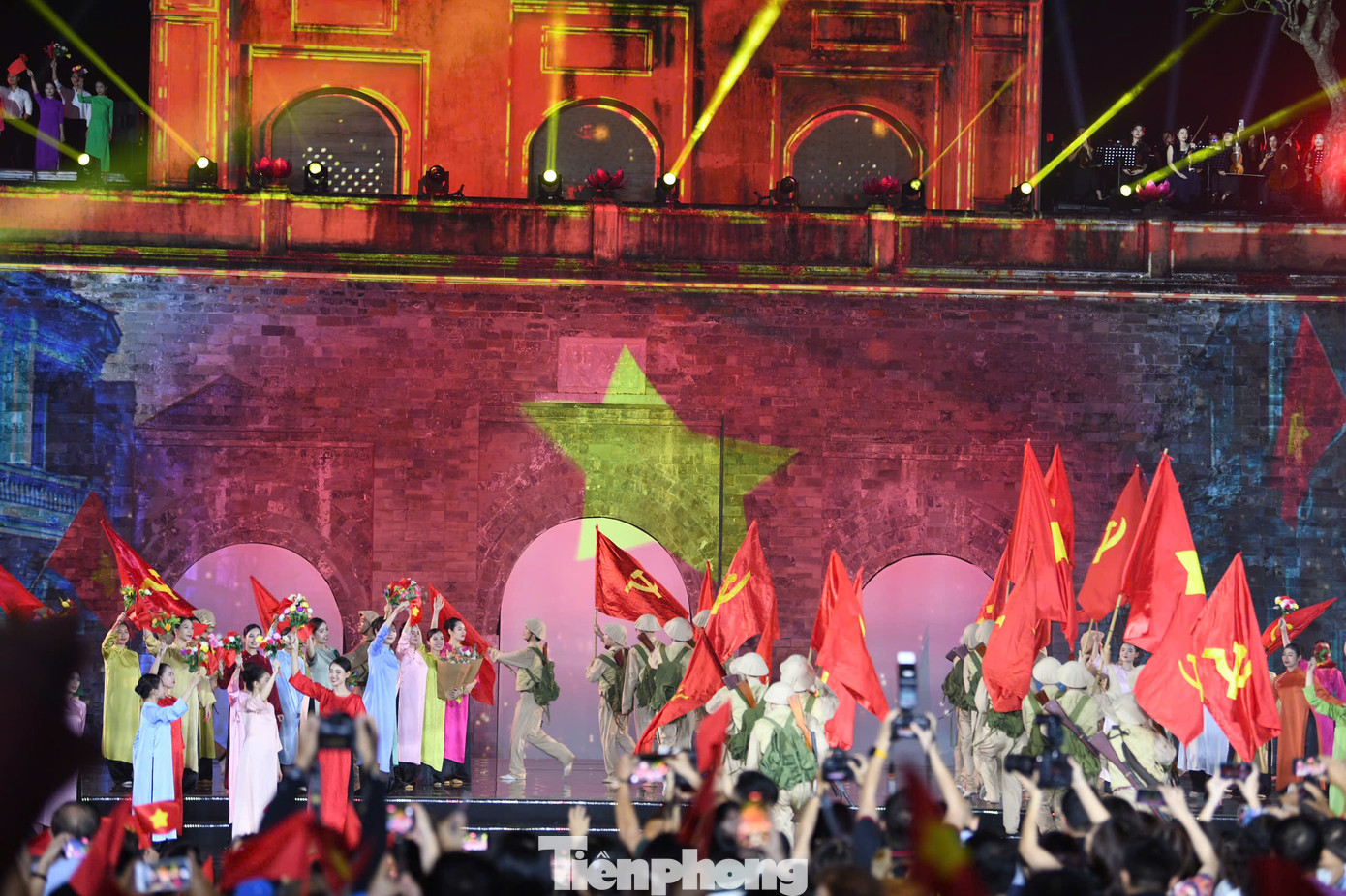 Thông qua Hà Nội - Bản hùng ca phố, ê-kíp sản xuất chương trình mong muốn khán giả ngày càng yêu và tự hào hơn về Thủ đô Hà Nội. Và từ tình yêu ấy mọi người có thể làm được rất nhiều điều, dù nhỏ bé, cho mảnh đất nghìn năm tuổi. Thông qua Hà Nội - Bản hùng ca phố, ê-kíp sản xuất chương trình mong muốn khán giả ngày càng yêu và tự hào hơn về Thủ đô Hà Nội. Và từ tình yêu ấy mọi người có thể làm được rất nhiều điều, dù nhỏ bé, cho mảnh đất nghìn năm tuổi.