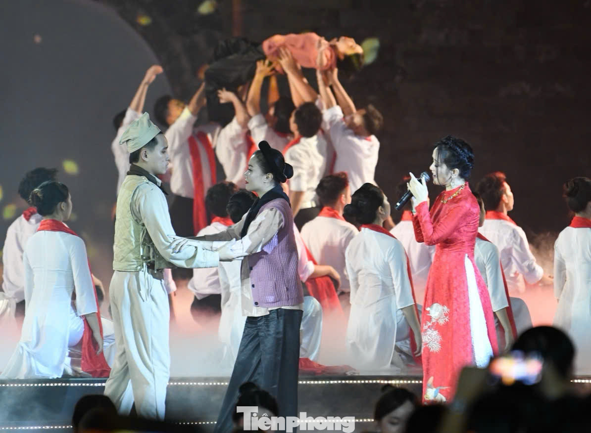 Sự kiện Tiếp quản Hà Nội 10/10/1954 là kết quả của 9 năm kháng chiến trường kỳ với bao máu xương và chiến công của dân tộc. Câu chuyện ngày 10/10 vinh quang đã được ê-kíp chương trình Hà Nội - Bản hùng ca phố kể lại bằng hình ảnh tư liệu, phỏng vấn nhân chứng, bằng âm nhạc và những thước phim. Sự kiện Tiếp quản Hà Nội 10/10/1954 là kết quả của 9 năm kháng chiến trường kỳ với bao máu xương và chiến công của dân tộc. Câu chuyện ngày 10/10 vinh quang đã được ê-kíp chương trình Hà Nội - Bản hùng ca phố kể lại bằng hình ảnh tư liệu, phỏng vấn nhân chứng, bằng âm nhạc và những thước phim.