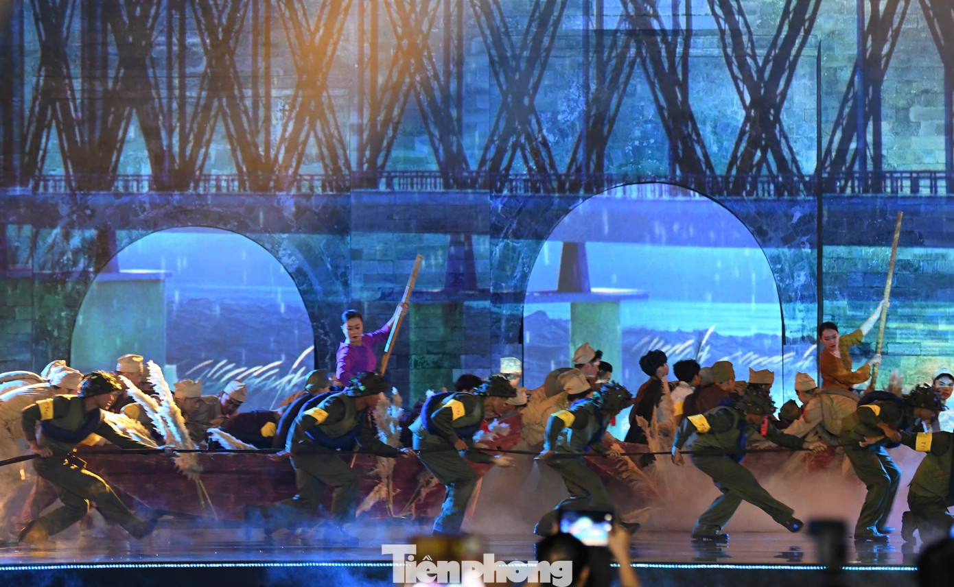 Khán giả không chỉ chìm đắm trong không gian âm nhạc về những ngày mùa thu lịch sử mà còn được nghe những người trong cuộc kể về năm tháng chiến đấu bảo vệ thành Hà Nội. Khán giả không chỉ chìm đắm trong không gian âm nhạc về những ngày mùa thu lịch sử mà còn được nghe những người trong cuộc kể về năm tháng chiến đấu bảo vệ thành Hà Nội.