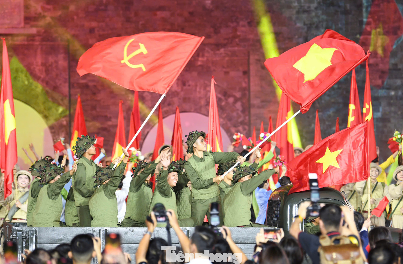 Thông qua Hà Nội - Bản hùng ca phố, ê-kíp sản xuất chương trình mong muốn khán giả ngày càng yêu và tự hào hơn về Thủ đô Hà Nội. Và từ tình yêu ấy mọi người có thể làm được rất nhiều điều, dù nhỏ bé, cho mảnh đất nghìn năm tuổi. Thông qua Hà Nội - Bản hùng ca phố, ê-kíp sản xuất chương trình mong muốn khán giả ngày càng yêu và tự hào hơn về Thủ đô Hà Nội. Và từ tình yêu ấy mọi người có thể làm được rất nhiều điều, dù nhỏ bé, cho mảnh đất nghìn năm tuổi.