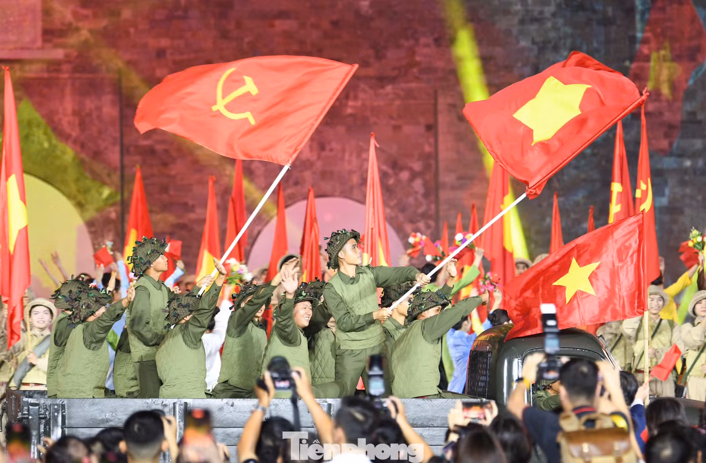 Thông qua Hà Nội - Bản hùng ca phố, ê-kíp sản xuất chương trình mong muốn khán giả ngày càng yêu và tự hào hơn về Thủ đô Hà Nội. Và từ tình yêu ấy mọi người có thể làm được rất nhiều điều, dù nhỏ bé, cho mảnh đất nghìn năm tuổi.