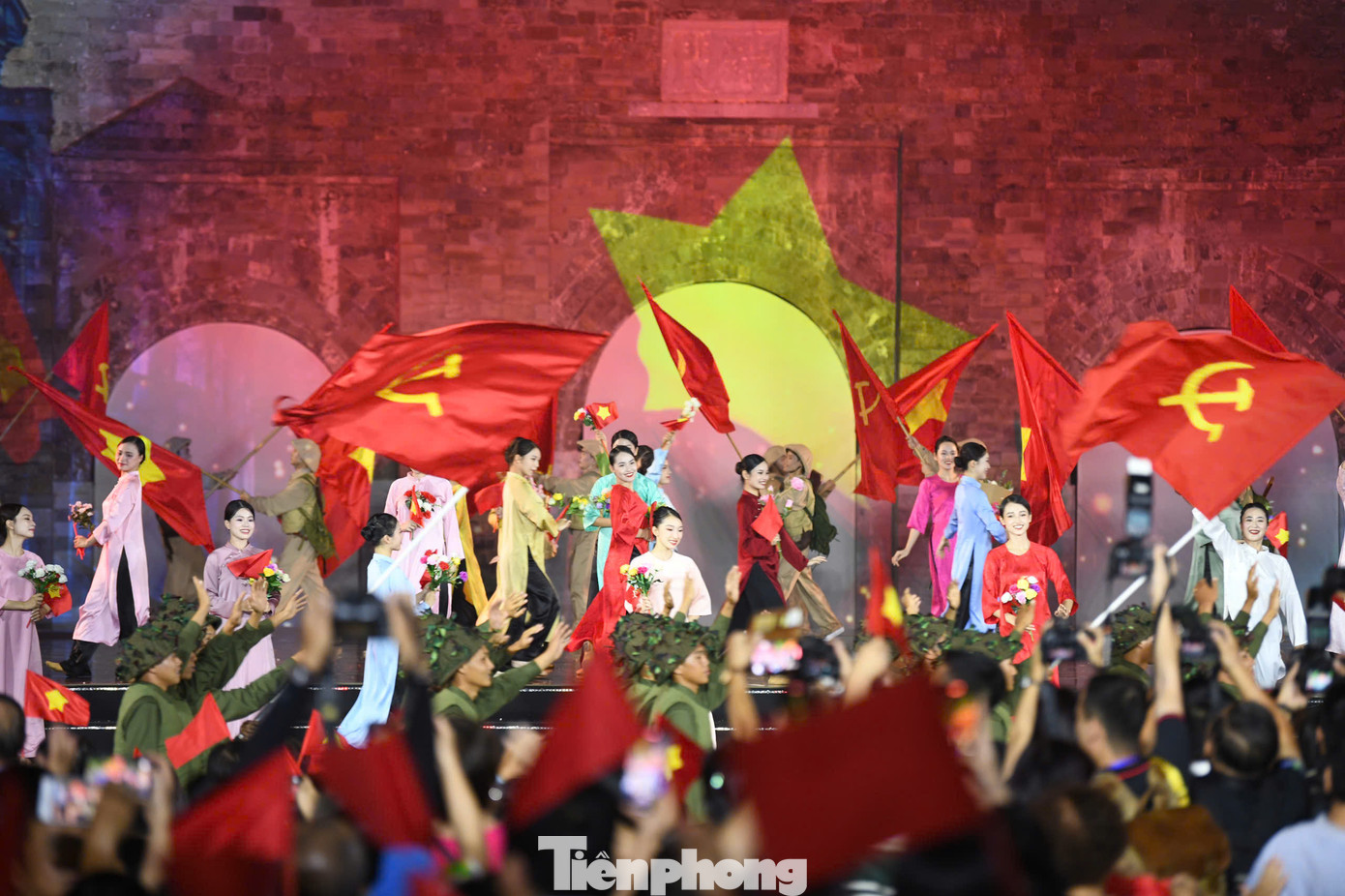 Thông qua Hà Nội - Bản hùng ca phố, ê-kíp sản xuất chương trình mong muốn khán giả ngày càng yêu và tự hào hơn về Thủ đô Hà Nội. Và từ tình yêu ấy mọi người có thể làm được rất nhiều điều, dù nhỏ bé, cho mảnh đất nghìn năm tuổi. Thông qua Hà Nội - Bản hùng ca phố, ê-kíp sản xuất chương trình mong muốn khán giả ngày càng yêu và tự hào hơn về Thủ đô Hà Nội. Và từ tình yêu ấy mọi người có thể làm được rất nhiều điều, dù nhỏ bé, cho mảnh đất nghìn năm tuổi.