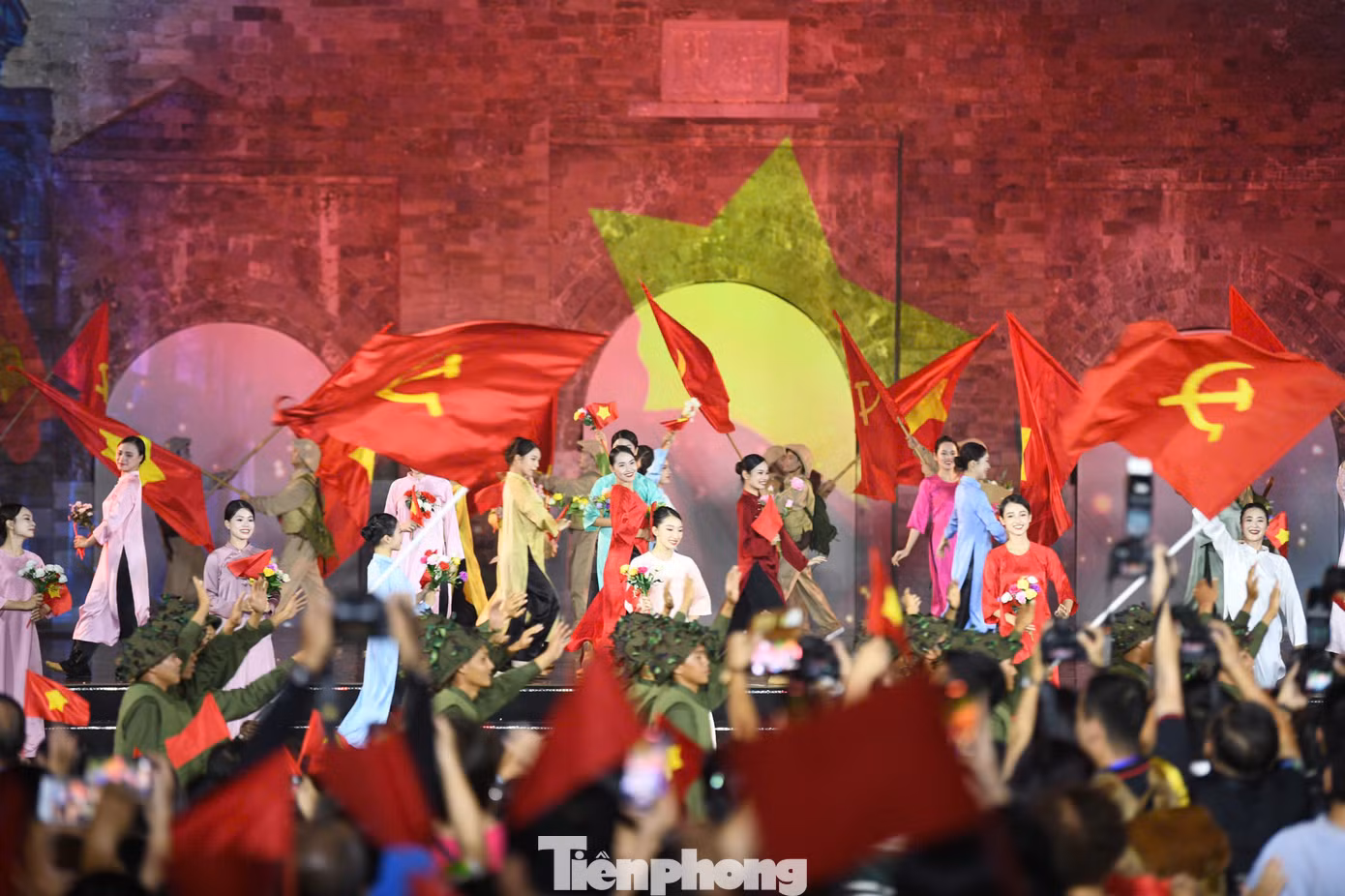 Thông qua Hà Nội - Bản hùng ca phố, ê-kíp sản xuất chương trình mong muốn khán giả ngày càng yêu và tự hào hơn về Thủ đô Hà Nội. Và từ tình yêu ấy mọi người có thể làm được rất nhiều điều, dù nhỏ bé, cho mảnh đất nghìn năm tuổi.