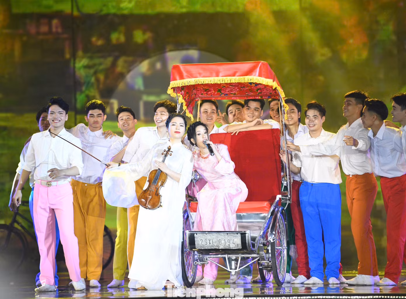 "Tôi không thể hiểu nổi sao mình lại sống được hai tháng liền trong một thành phố không có điện, không có nước, không gì cả. Thời điểm đó, rau rất quý hiếm. Nhiều lúc đói quá còn phải săn bắt chuột cống. Sau một tháng trụ lại thủ đô coi như chúng tôi hoàn thành nhiệm vụ, được lệnh rút nhưng không rút được ra. Bốn phía bị bao vây chặt chẽ. Trung đoàn xin ở lại và quyết tâm chiến đấu đến cùng để bảo vệ Thủ đô”, NSƯT Phùng Đệ kể lại.