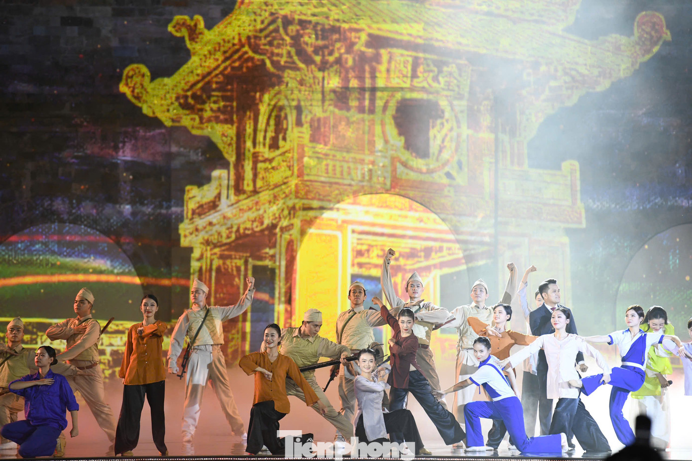 Những bản nhạc đi cùng năm tháng, gắn với lịch sử Thủ đô như Người Hà Nội, Hà Nội niềm tin và hy vọng, Hướng về Hà Nội, Áo mùa đông, Em bé Hà Nội... được lựa chọn biểu diễn trong chương trình với bản phối mới, cách dàn dựng mới nhằm tái hiện lại những tháng ngày lịch sử của mùa thu năm ấy. Những bản nhạc đi cùng năm tháng, gắn với lịch sử Thủ đô như Người Hà Nội, Hà Nội niềm tin và hy vọng, Hướng về Hà Nội, Áo mùa đông, Em bé Hà Nội... được lựa chọn biểu diễn trong chương trình với bản phối mới, cách dàn dựng mới nhằm tái hiện lại những tháng ngày lịch sử của mùa thu năm ấy.