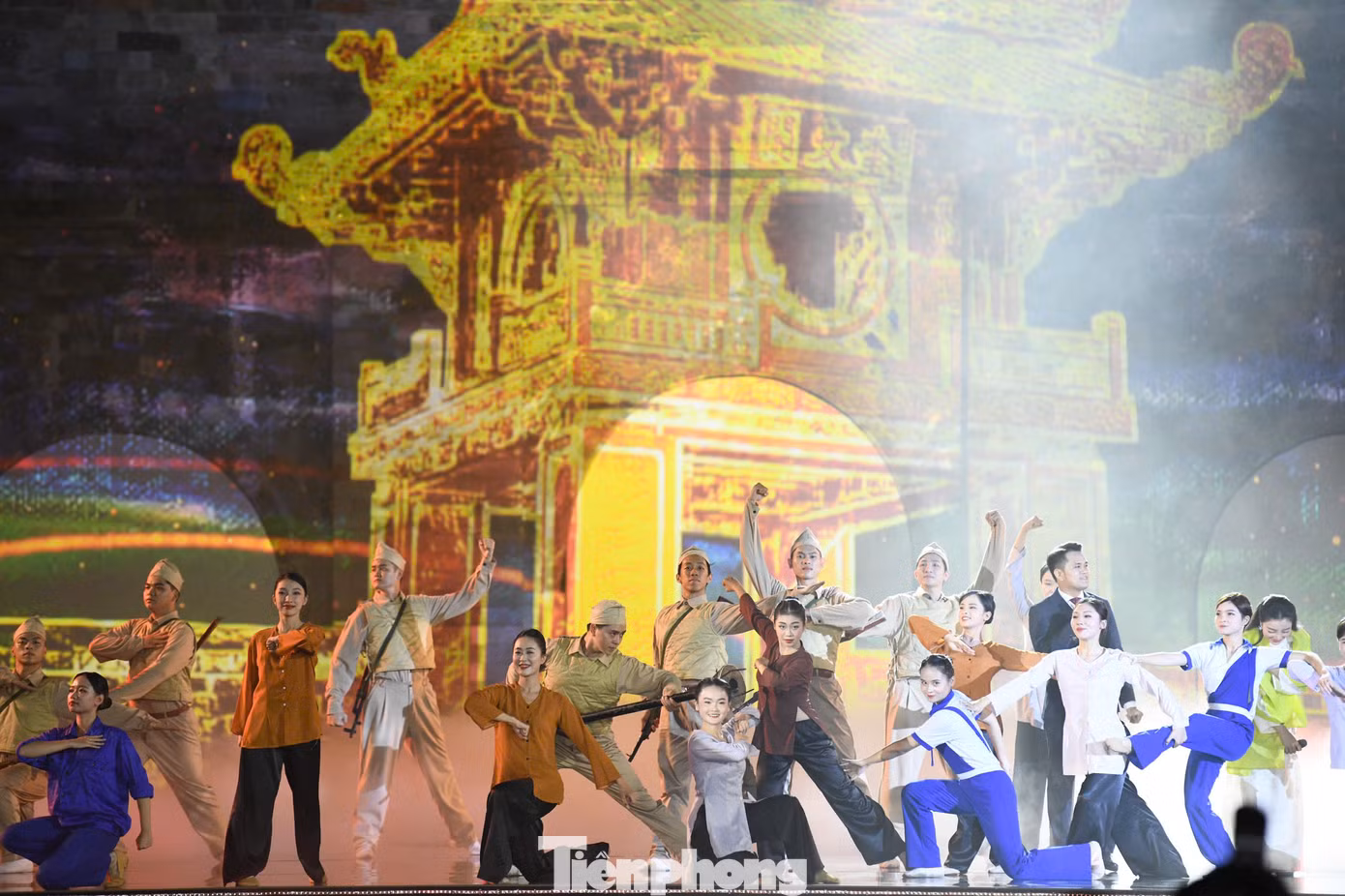 Những bản nhạc đi cùng năm tháng, gắn với lịch sử Thủ đô như Người Hà Nội, Hà Nội niềm tin và hy vọng, Hướng về Hà Nội, Áo mùa đông, Em bé Hà Nội... được lựa chọn biểu diễn trong chương trình với bản phối mới, cách dàn dựng mới nhằm tái hiện lại những tháng ngày lịch sử của mùa thu năm ấy.