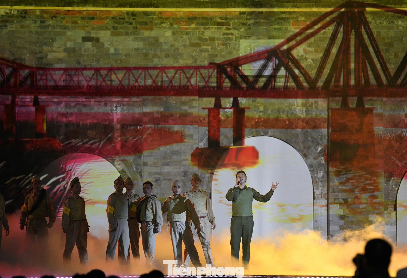 Khán giả không chỉ chìm đắm trong không gian âm nhạc về những ngày mùa thu lịch sử mà còn được nghe những người trong cuộc kể về năm tháng chiến đấu bảo vệ thành Hà Nội. Khán giả không chỉ chìm đắm trong không gian âm nhạc về những ngày mùa thu lịch sử mà còn được nghe những người trong cuộc kể về năm tháng chiến đấu bảo vệ thành Hà Nội.